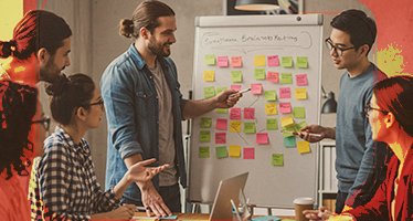 Imagem de um gestor organizando a rotina da equipe por meio de um quadro com post-its